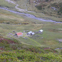 Chalets de Villy en arrivant par le chemin des Grands Plans sous les Frêtes de Villy