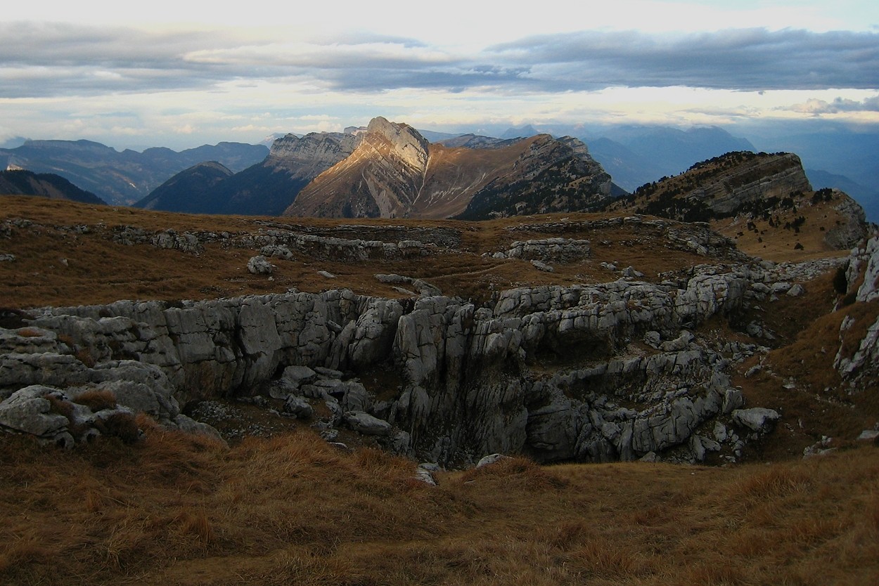 Bellefont vers le N et lapiaz sommital de la Dent de Crolles au premier paln