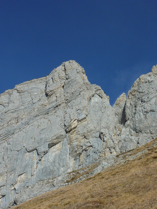 La voie en plein sur le fil de l'arête