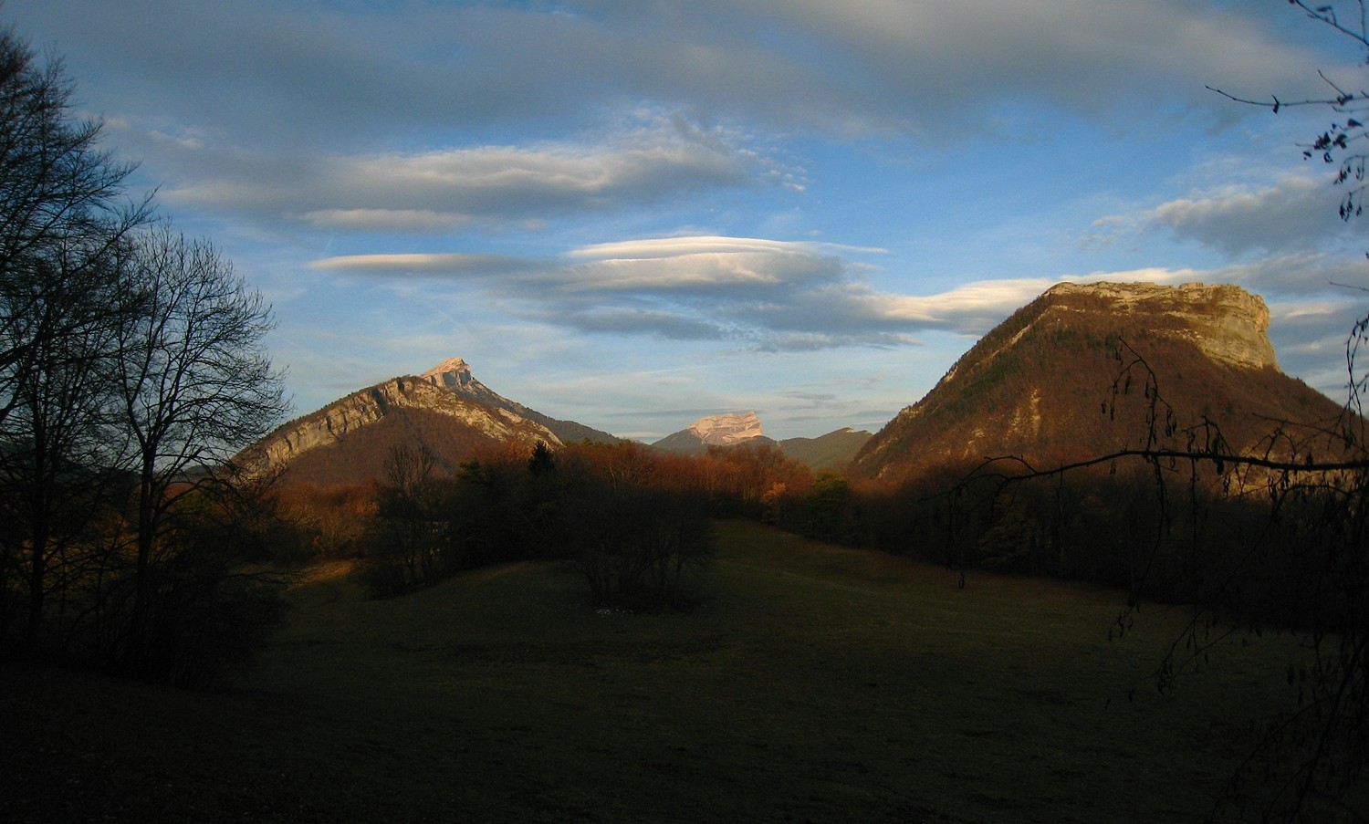 Chamechaude, Dent de Crolles, et Saint-Eynard vus de la croupe N du Mont Rachais