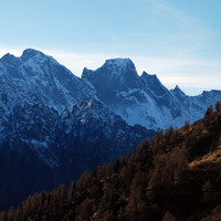 I giganti della Bondasca emergono durante la salita al Pizzo Maroz Dent.