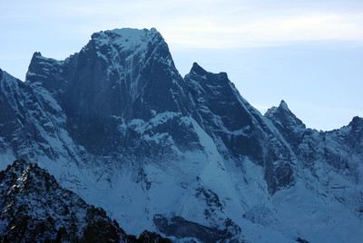 Parete NE del Pizzo Badile 3305 m nelle tenebre invernale