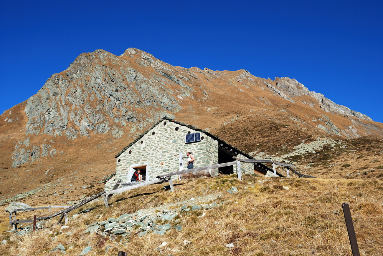 Sullo sfondo il Piz Maroz Dent 2599 m all'Alp Furcela 1942 m