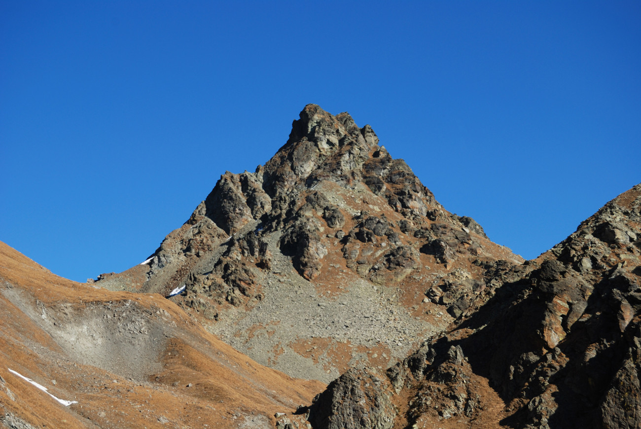 Il Piz Maroz Dora 2594 m durante la salita al Piz Maroz Dent