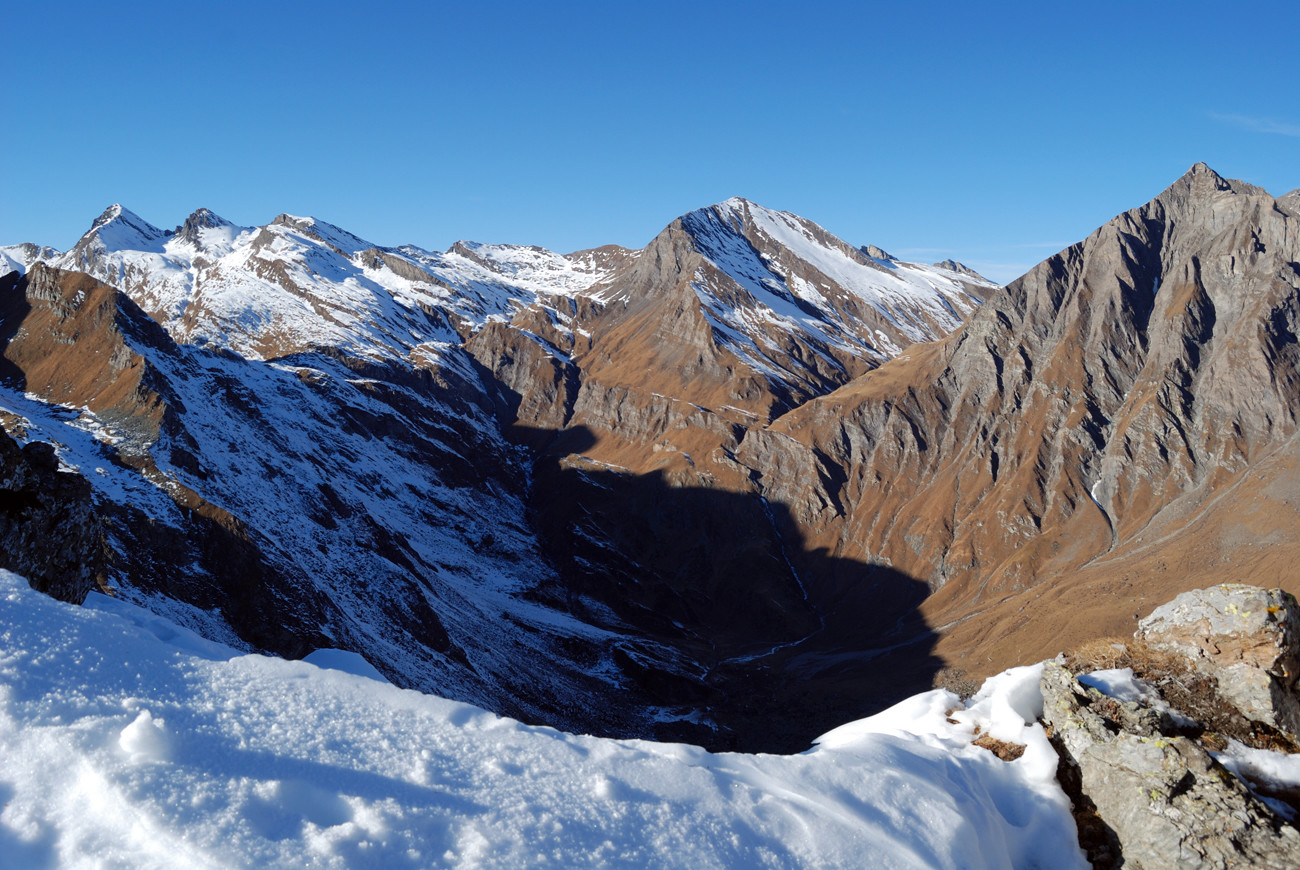 Al centro il Piz Piot 3053 m visto dal Piz Maroz Dent 2599 m