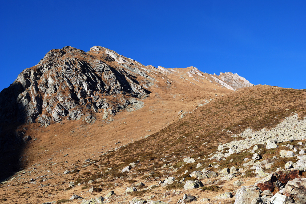 Il ripido pendio meridionale del Piz Maroz Dent 2599 m