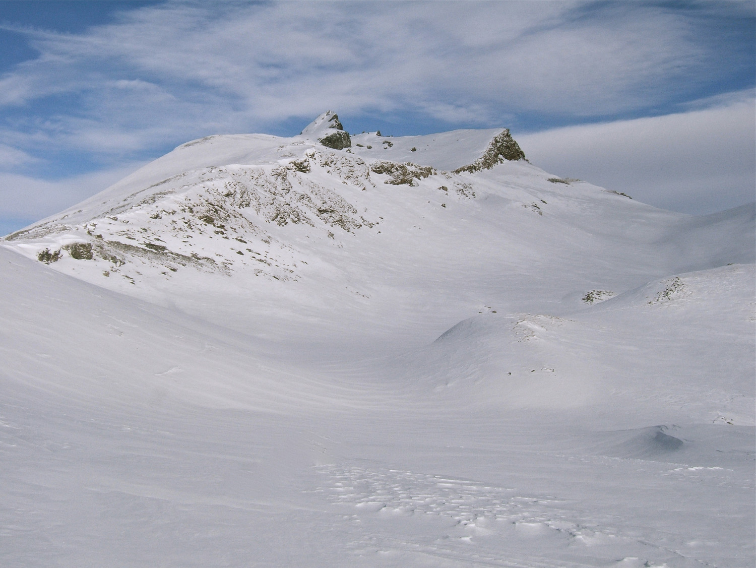 Le sommet, montée par la crête à gauche et descente en traversant la petite barre par la droite.