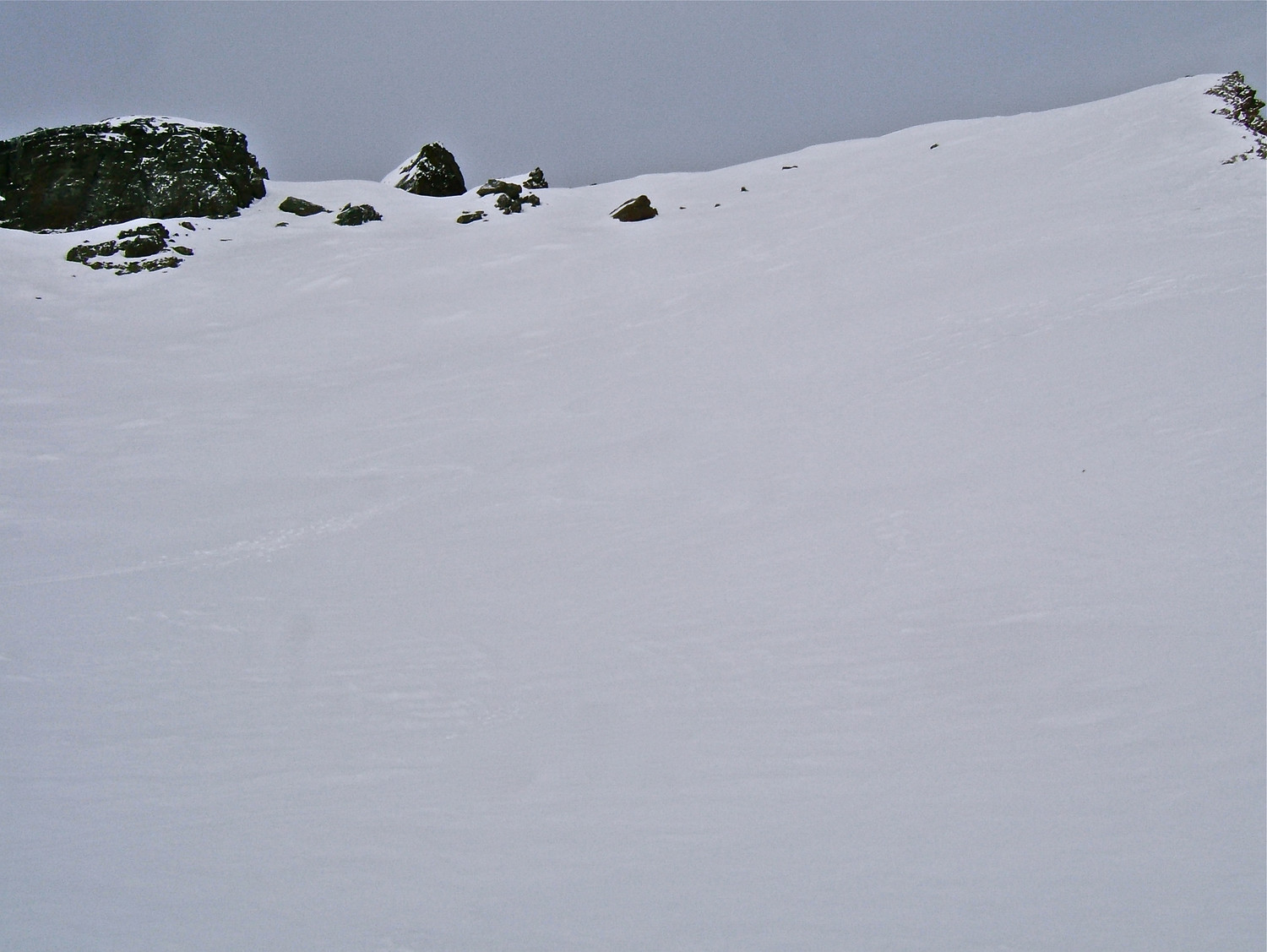 Belle neige dans la pente sommitale.