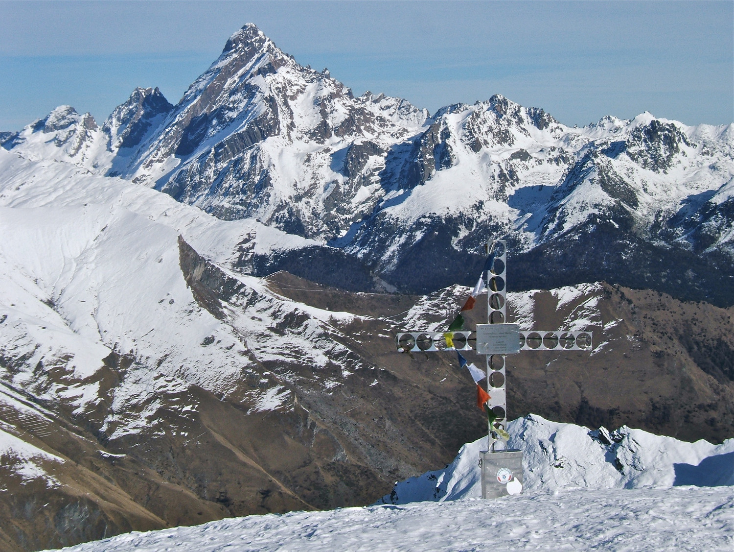 Le Viso et la route du col de l'Agnel déneigée jusque vers 2000m.