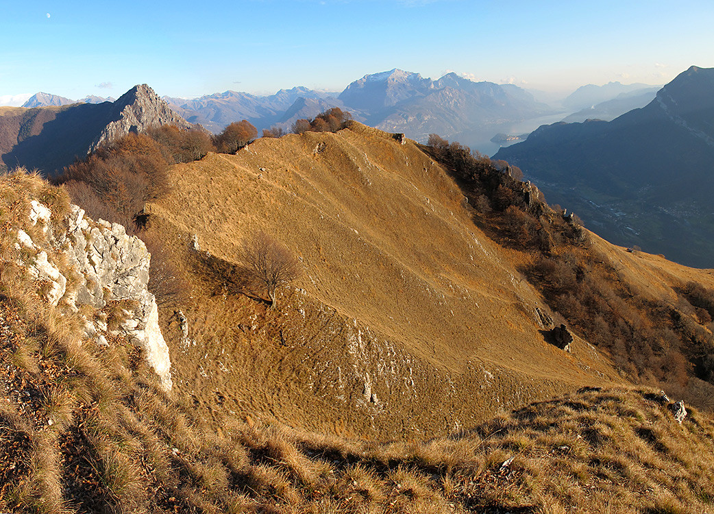 la cresta di collegamento all'anticima SE del Monte Pidaggia, vista dalla vetta maggiore.