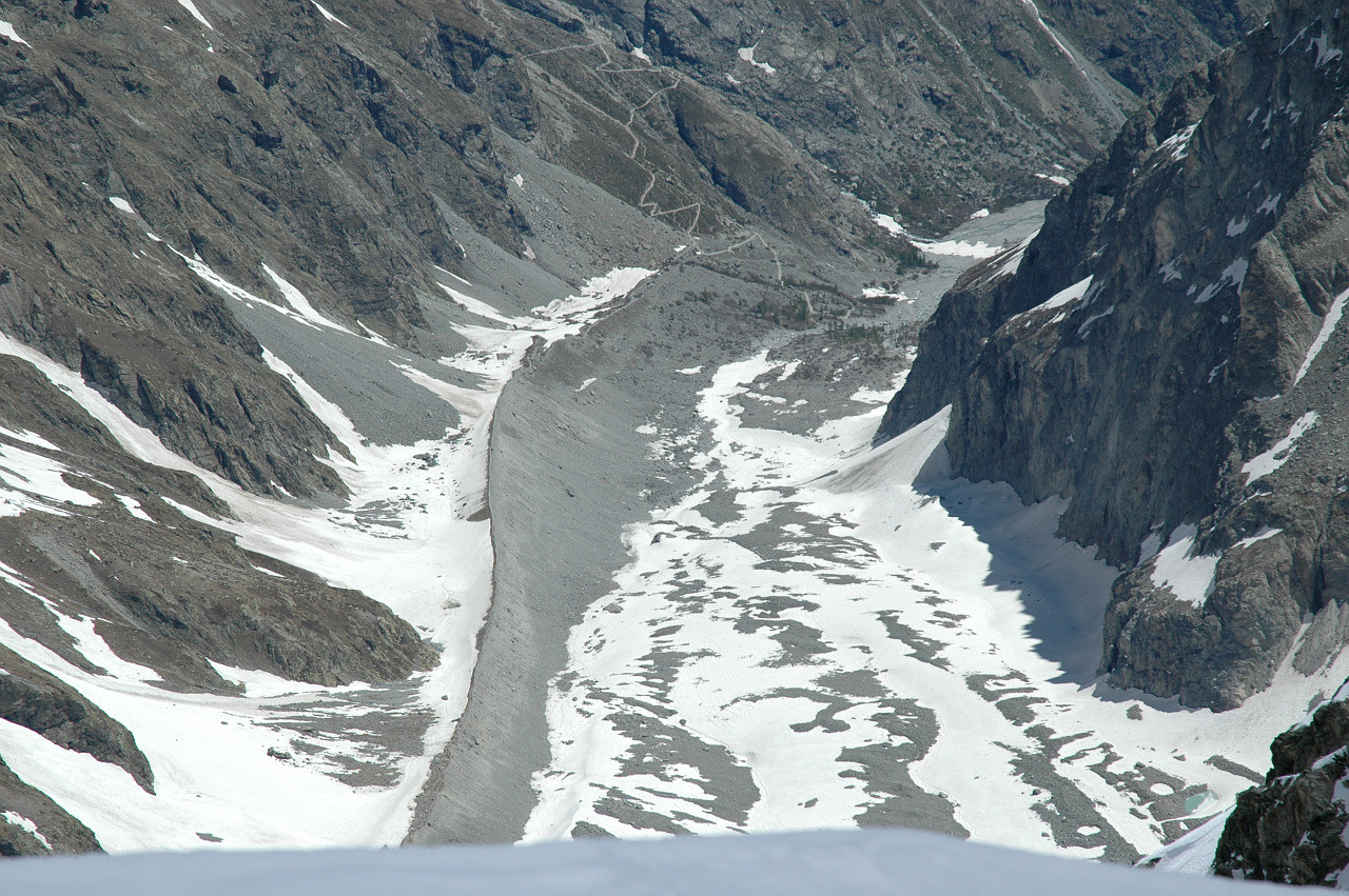 Glacier Noir, sa moraine et le sentier de montée au Glacier Blanc