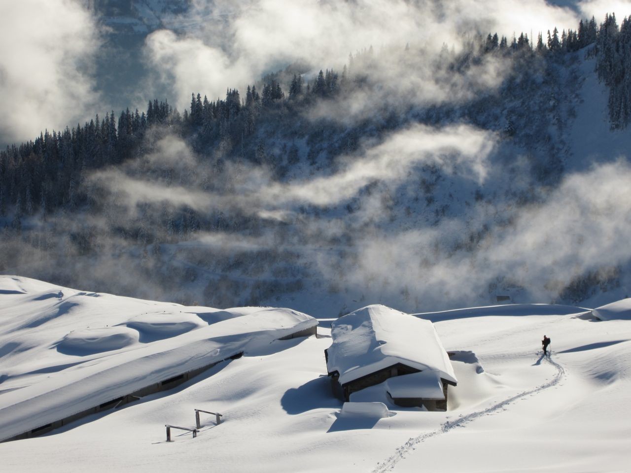 Le chalet regarde nos traces
