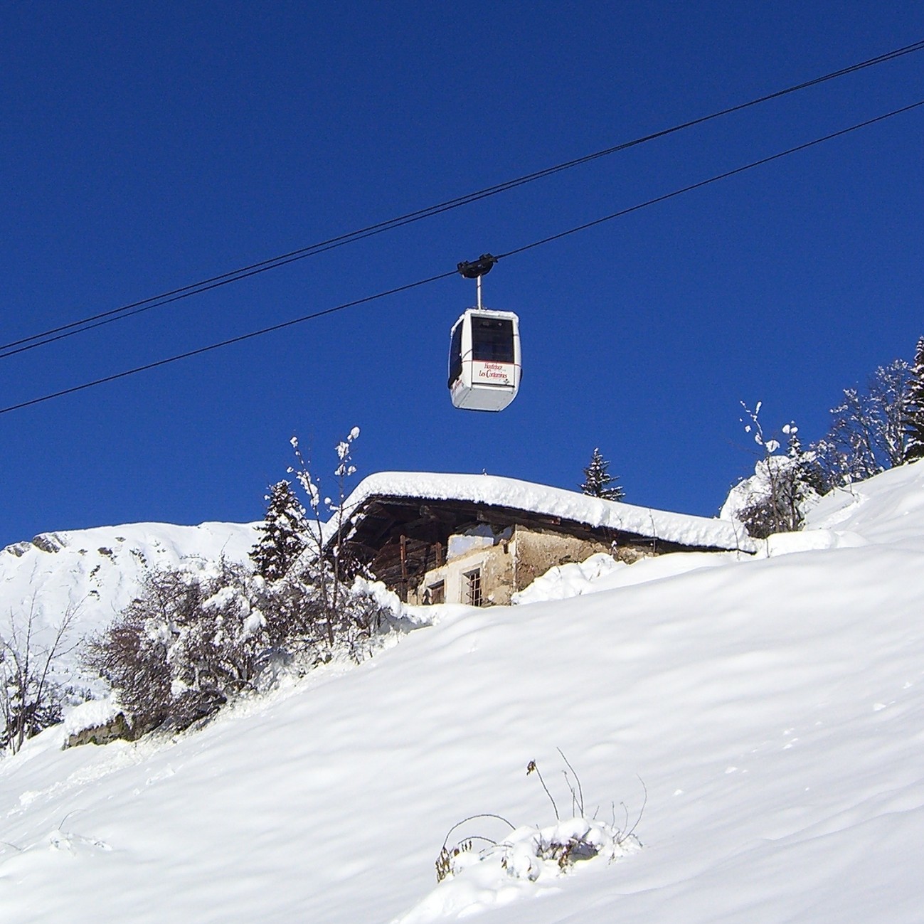 Col du Joly - un oeuf sur le toit