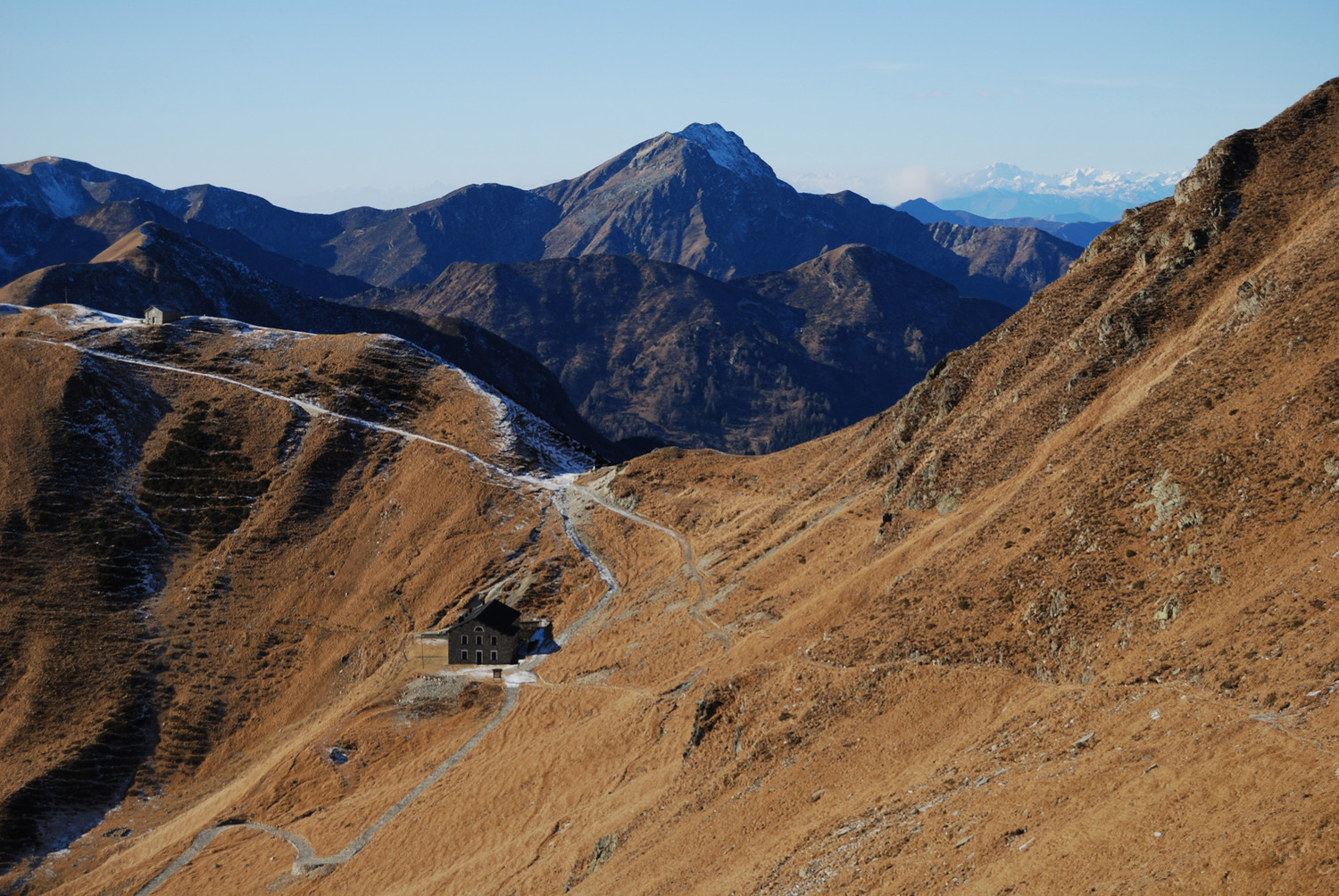 Il rifugio Sant Jorio 1980 m ed il passo omonimo 2014 m con il Camoghè