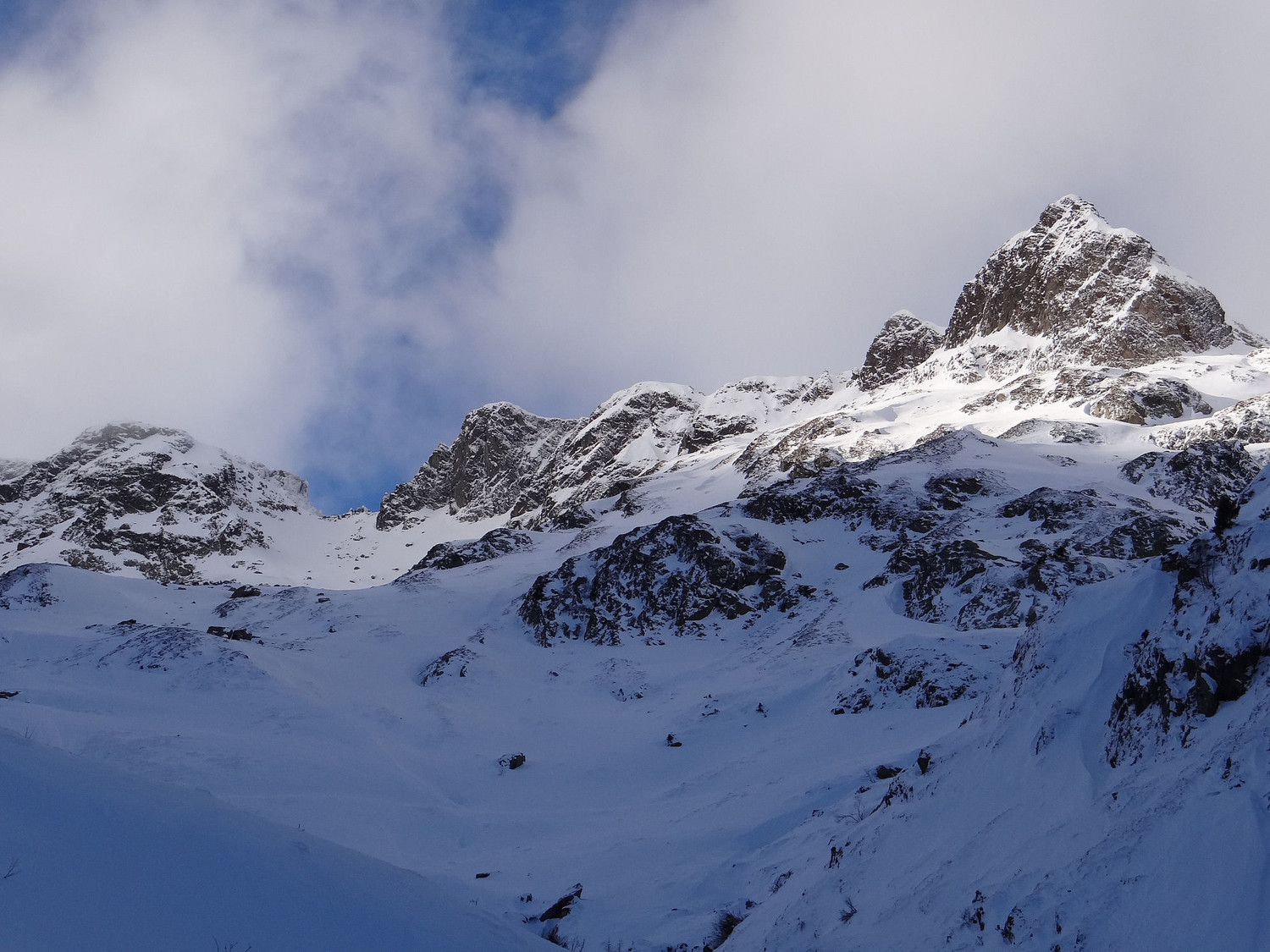 La brèche de Salenton à gauche.