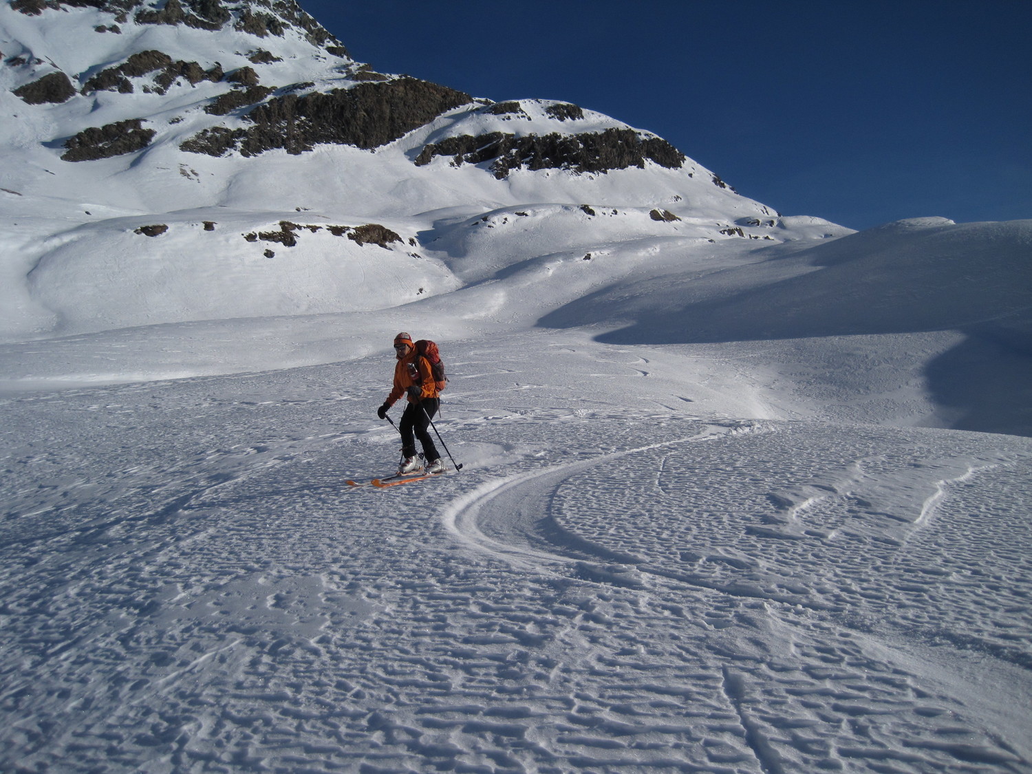 Bella neve appena sopra al rifugio riparata dal vento