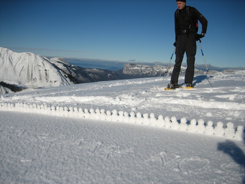 Lilliputiens. A priori, chaque petit bonhomme doit représenter une année (inscription "bon anniversaire" dans la neige)