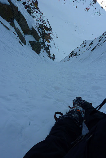 Vers le bas à mi couloir