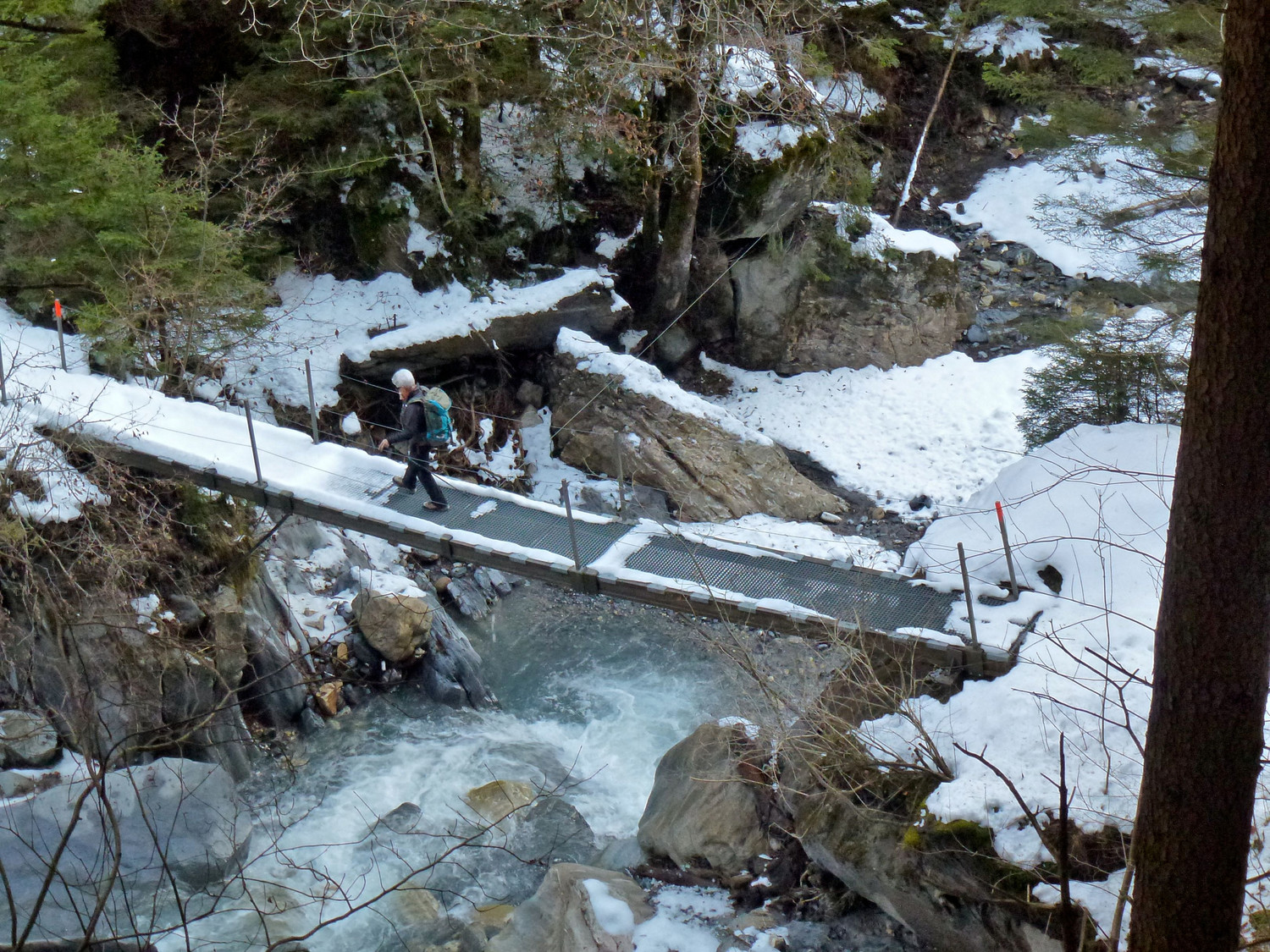 Traversée de la Dala dans la gorge.