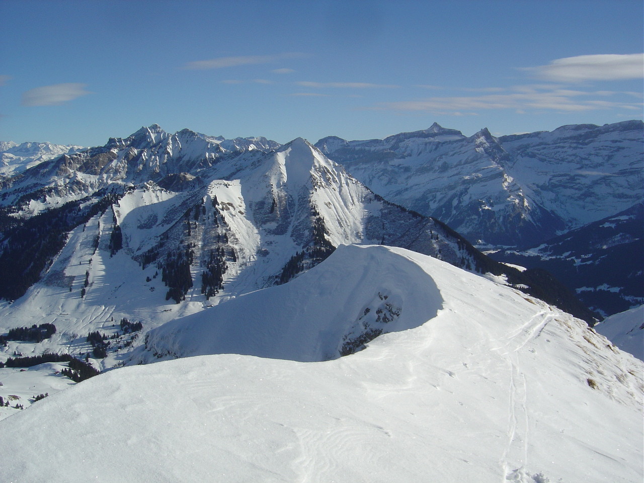 Vue sur le versant W du Pic Chaussy. Trompeur, le départ du couloir NE du Mont d'Or n'est pas assez enneigé.