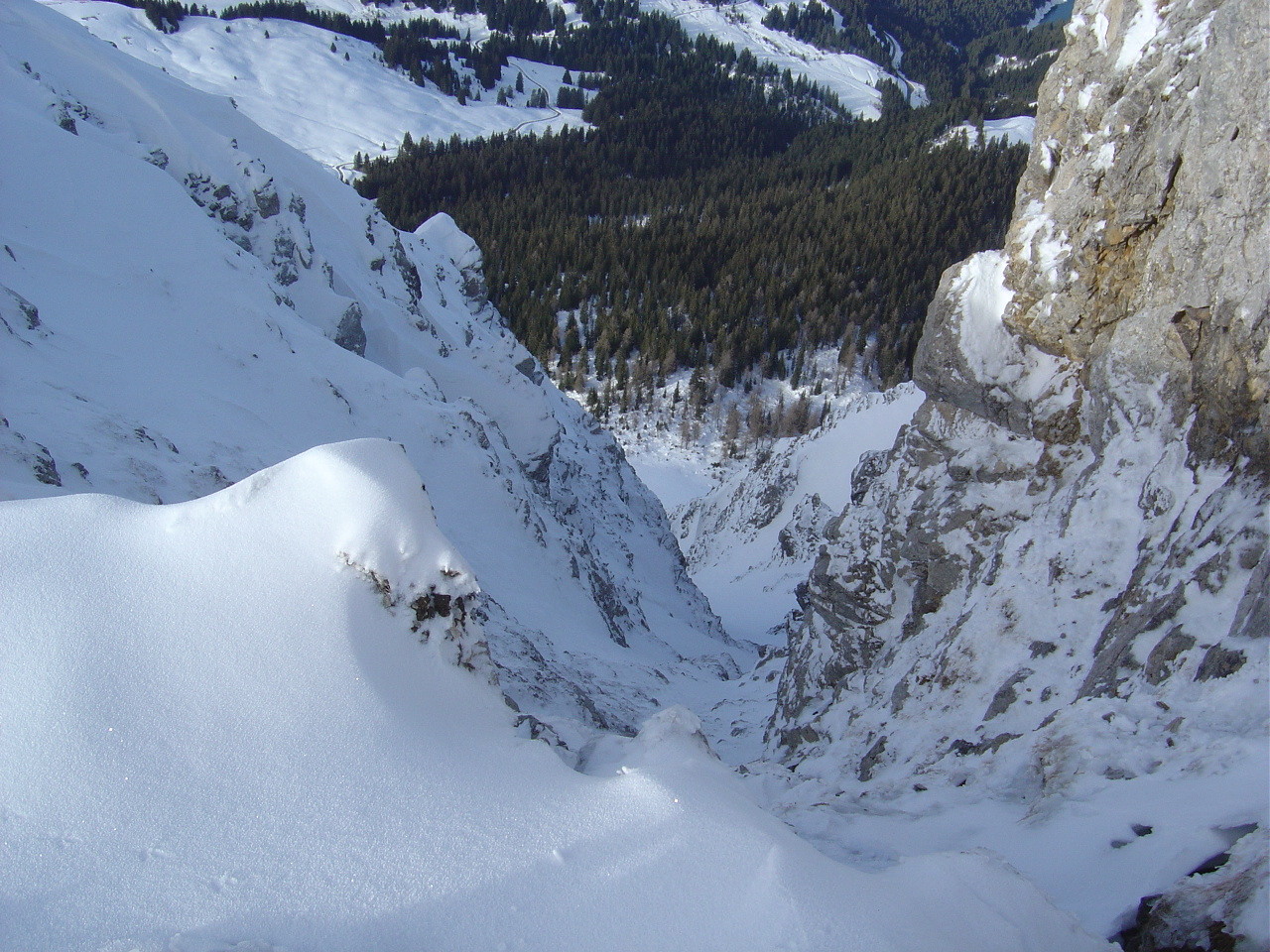 Peu de neige au haut du couloir! Sans problème à pied par la rive gauche.