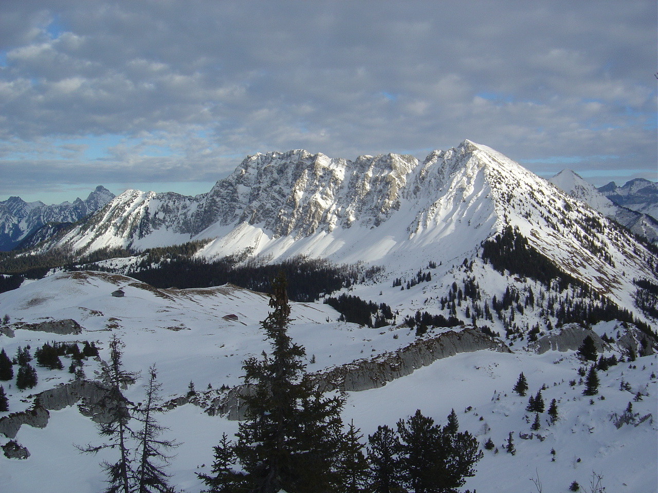 Le chaînon du Mont d'Or en montant à la Trou de Famelon.