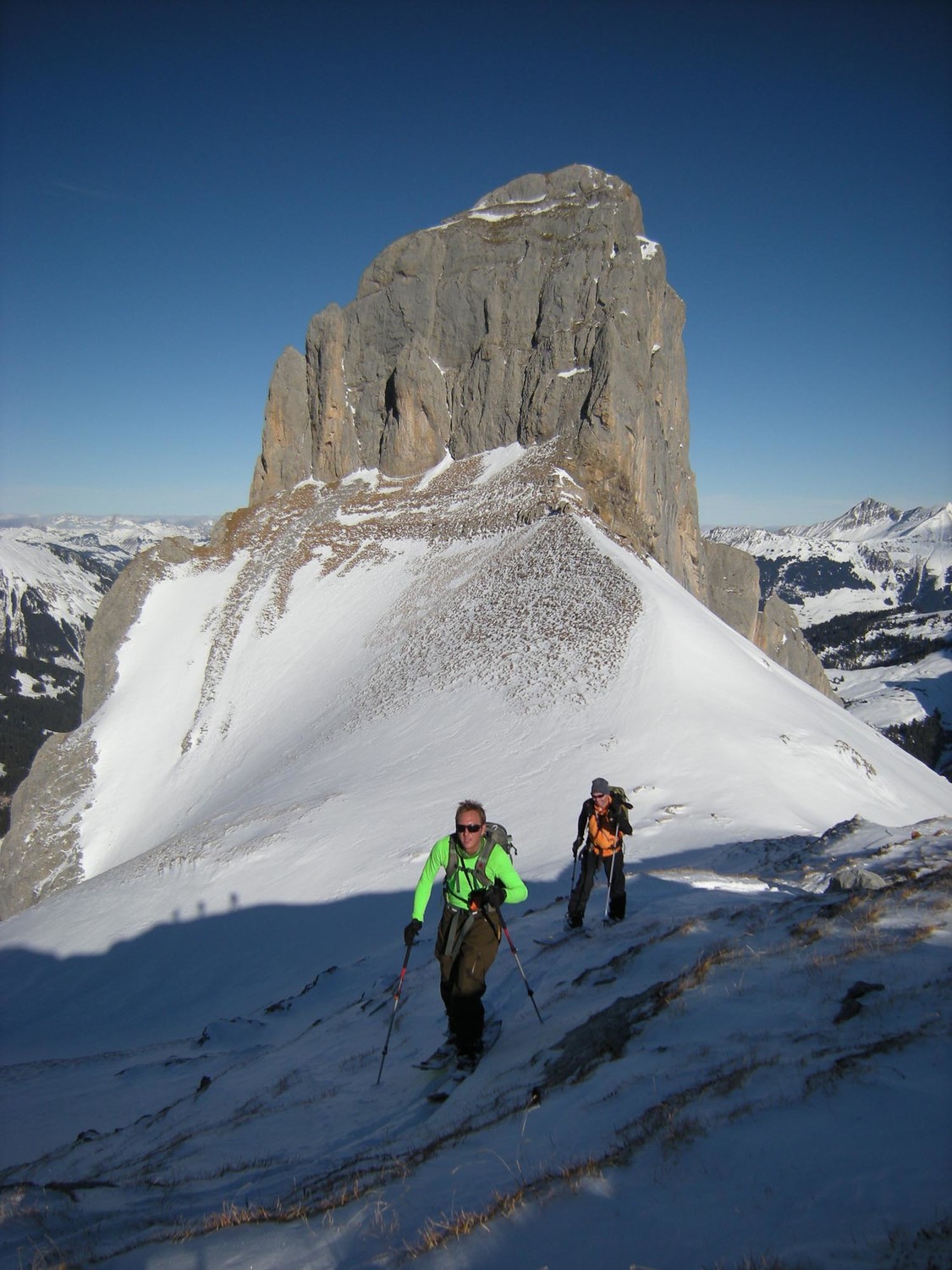 Gstelihorn. Christophe et Manu au soleil devant le Mittaghorn
