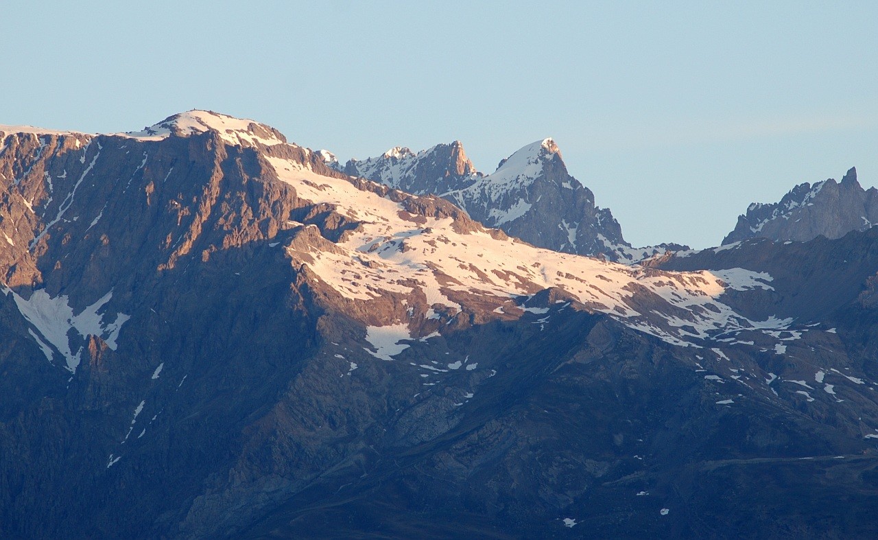 Le matin, de la route vers Ailefroide : Crête de la Blanche et Ailefroide