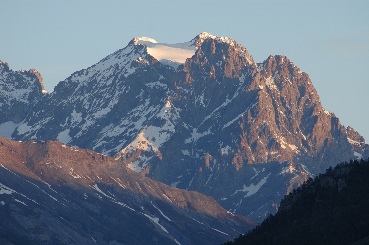Le matin, de la route vers Ailefroide : le Pelvoux