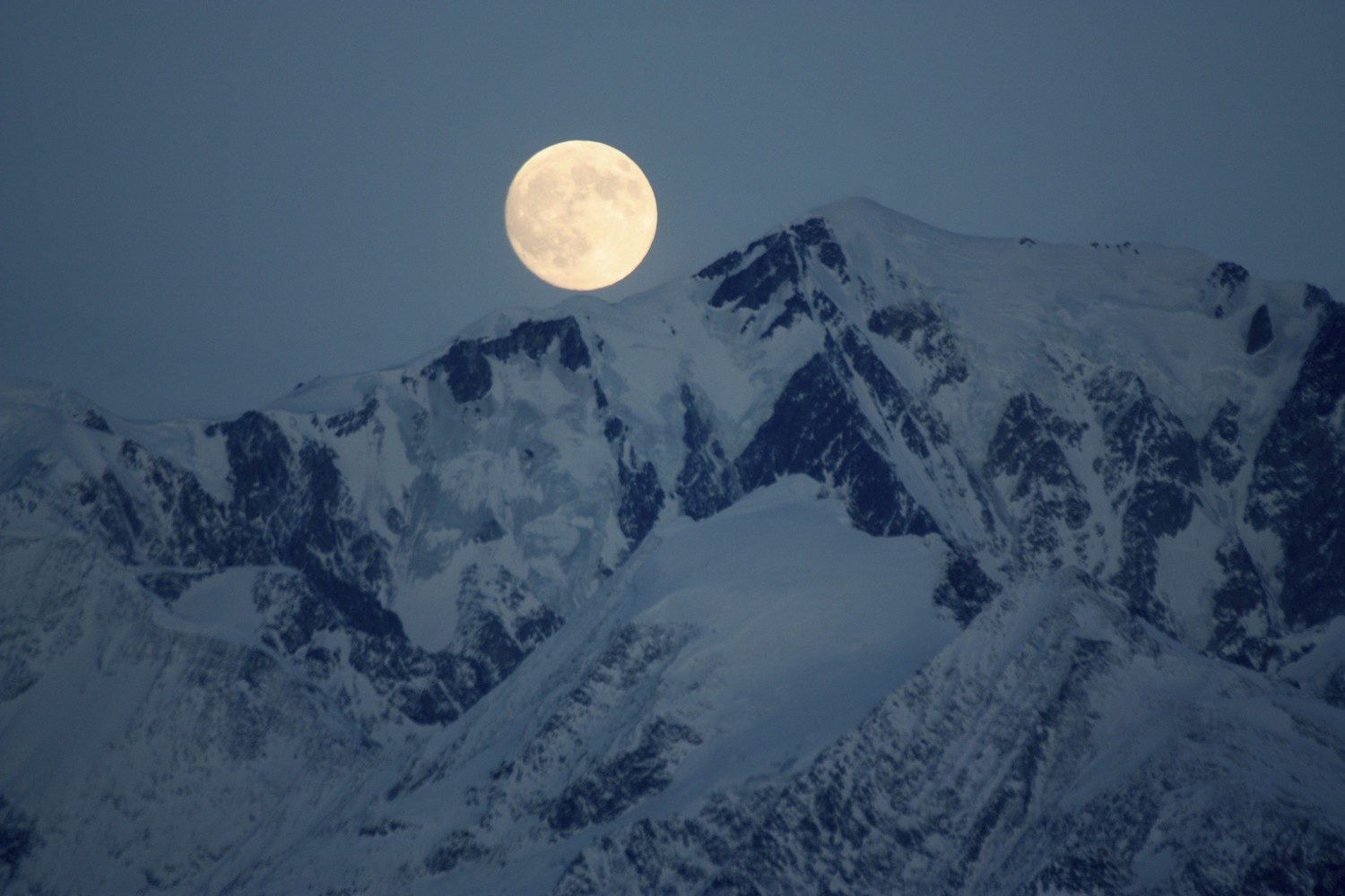 la lune sur le Mt Blanc