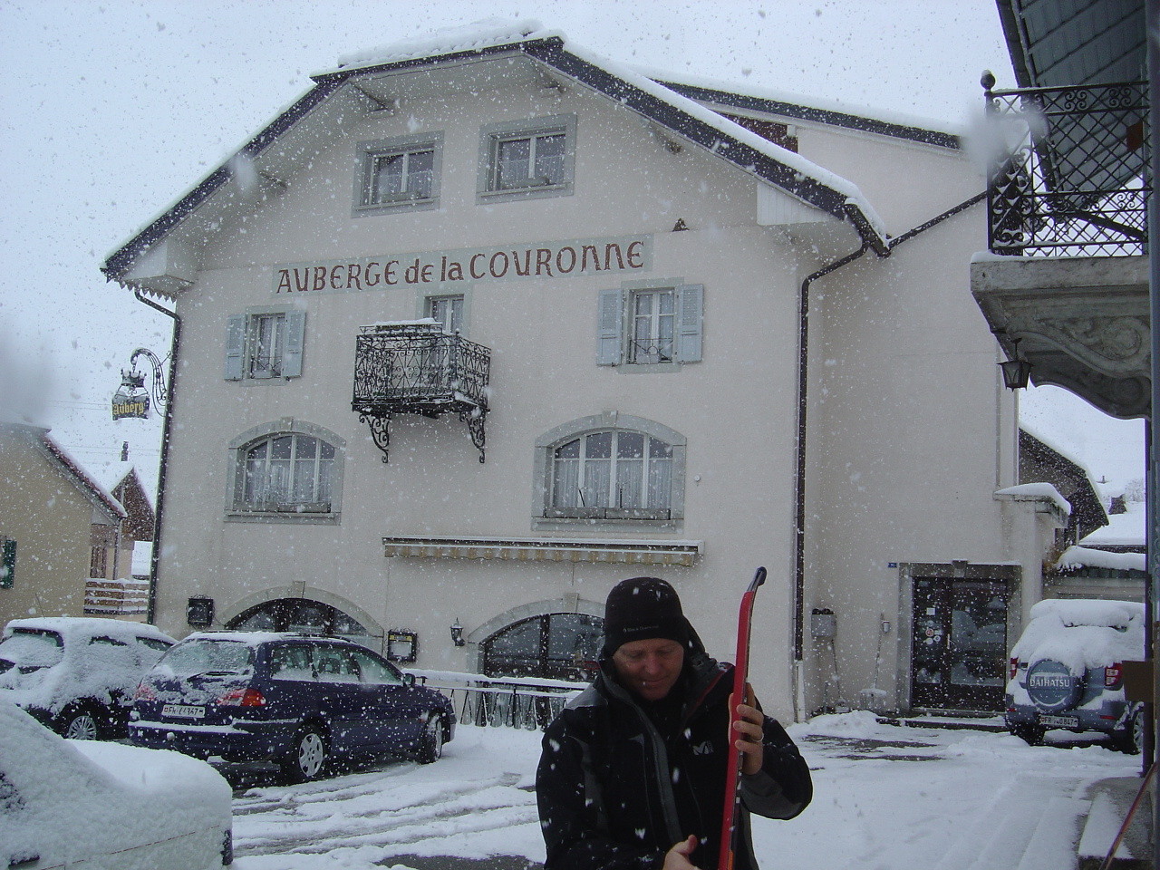 Christophe sur la place du village d'Enney