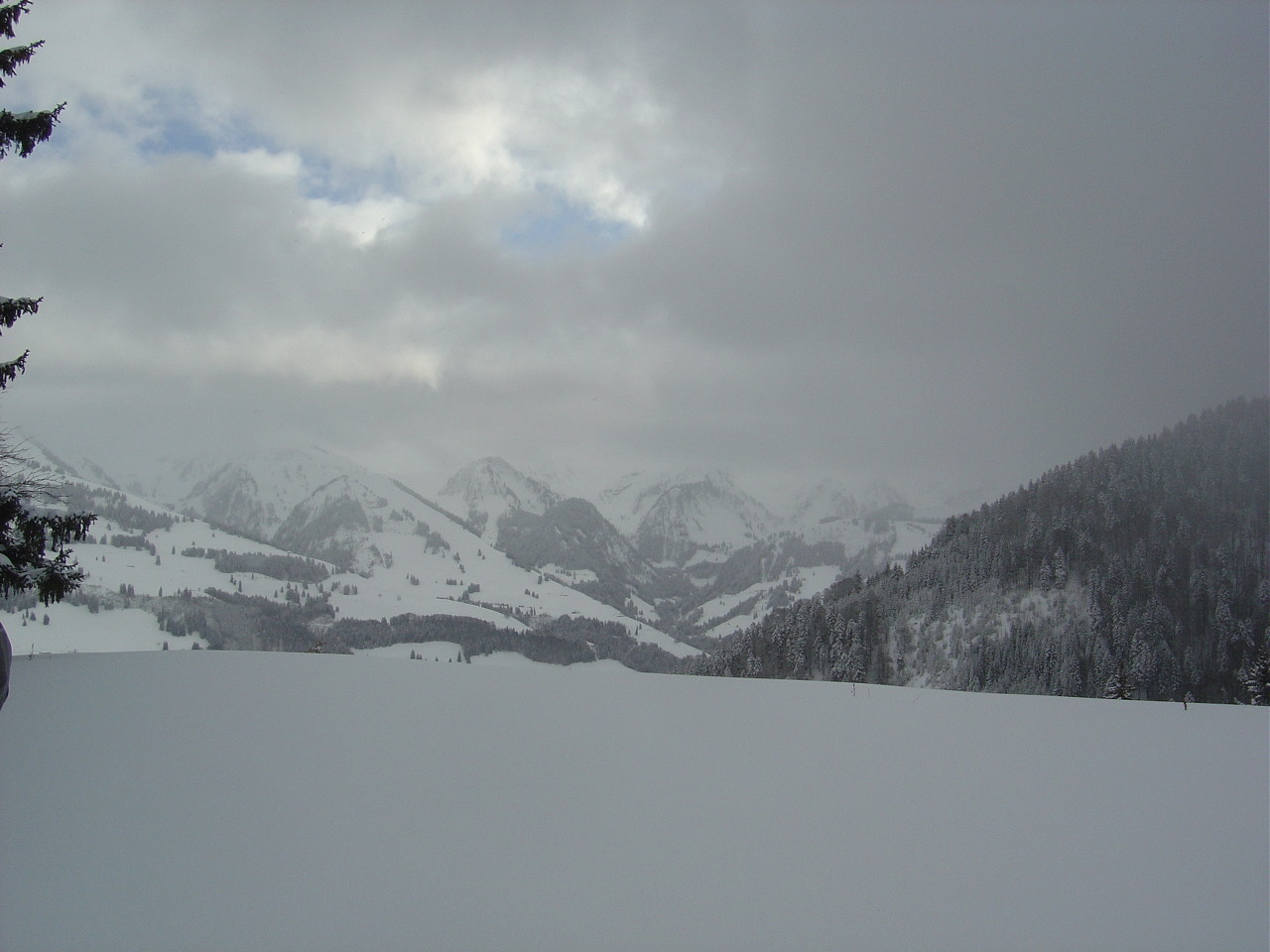 Coup d'oeil sur les montagnes de Grandvillard...