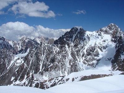 Cara norte del Tres Picos del Amor con la Torre del Campanario a la izquierda Cara norte del Tres Picos del Amor con la Torre del Campanario a la izquierda
