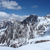 Cara norte del Tres Picos del Amor con la Torre del Campanario a la izquierda