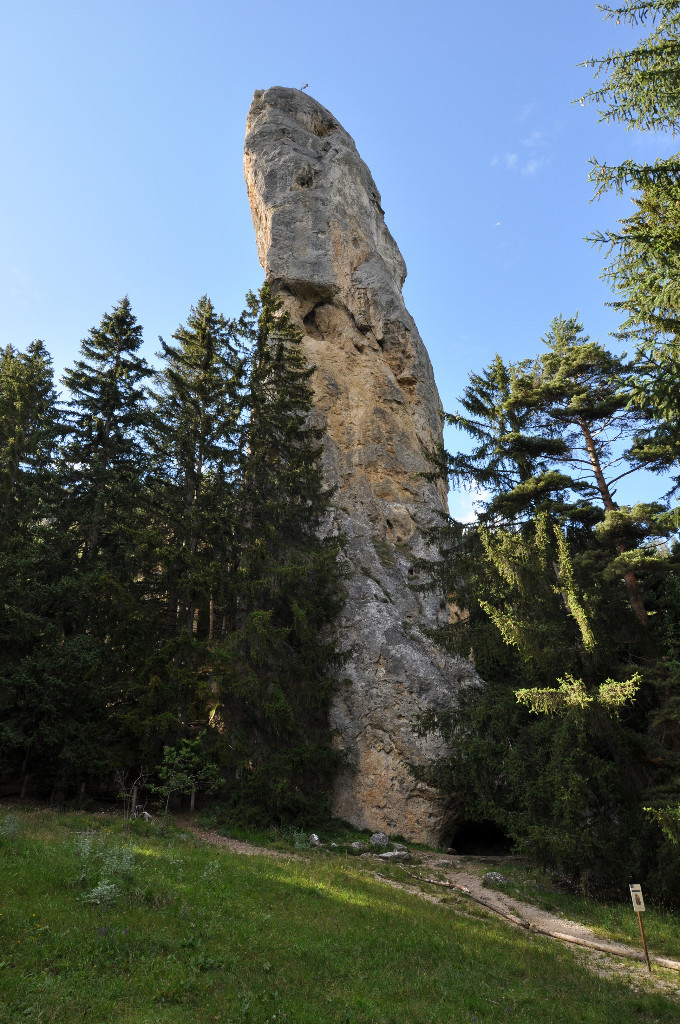 Le Monolithe de Sardières sur pied