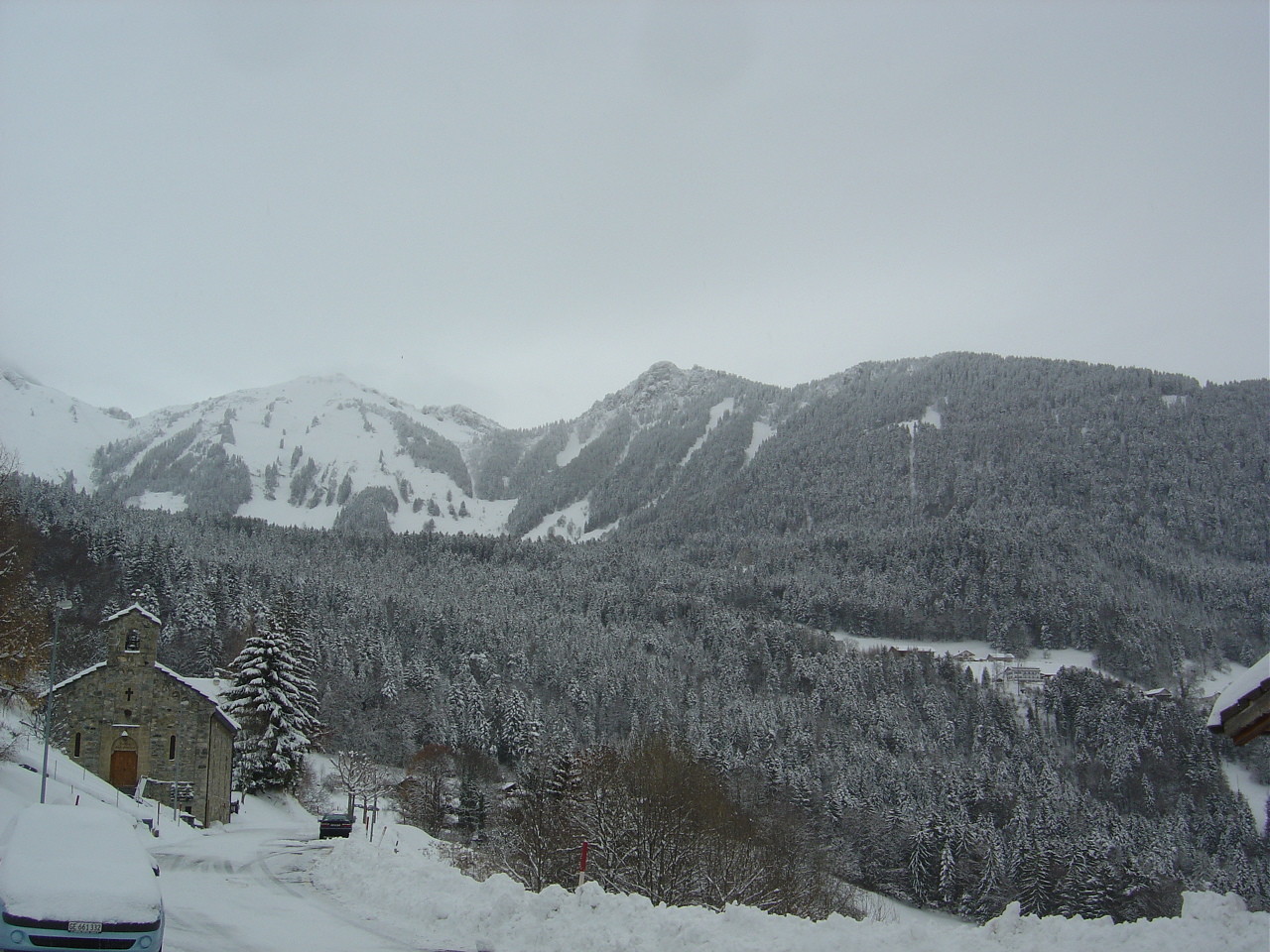La Riondaz au centre de la photo et ses 4 couloirs, de Corbeyrier