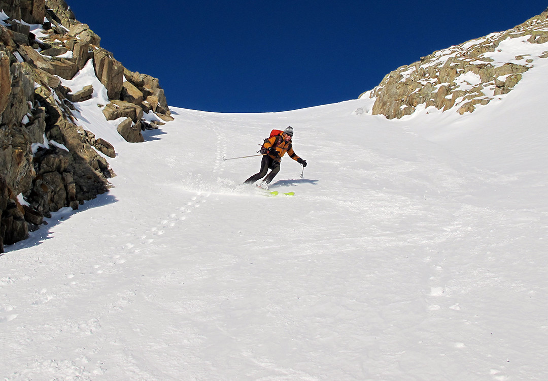 Nadia scia il ripido canalone del Pass da Val Mera.