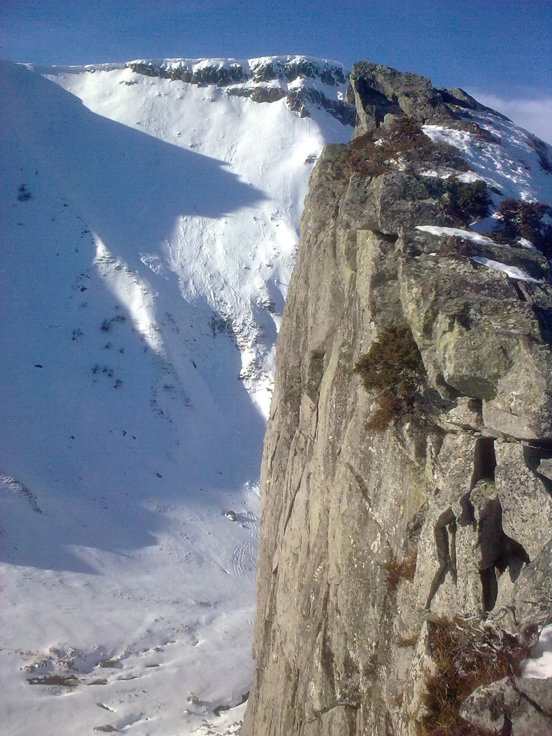 Sur l'arête, au-dessus du verrou