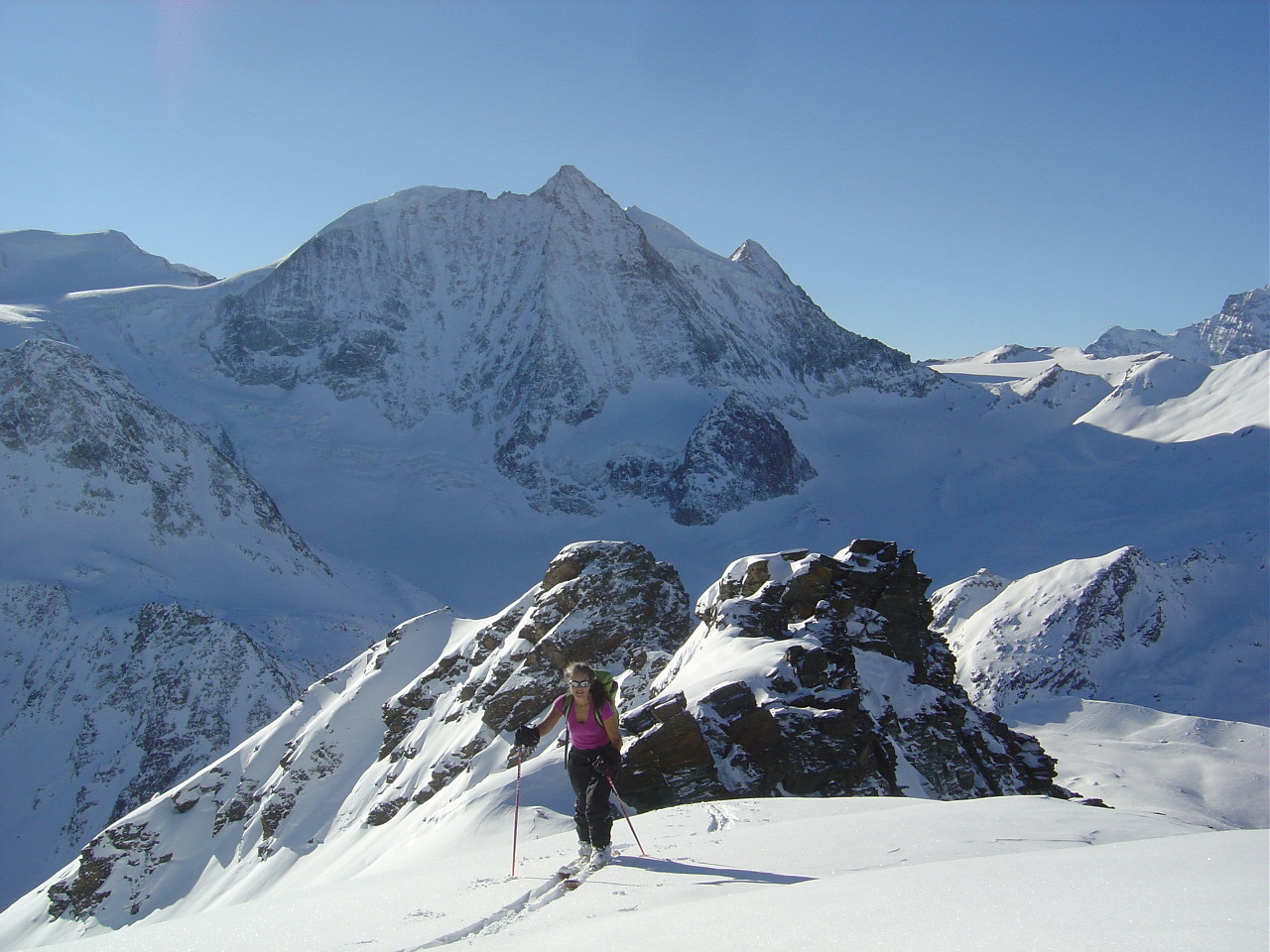 Arrivée au sommet. Au-dessus de Marianne, le Mont Blanc de Cheillon