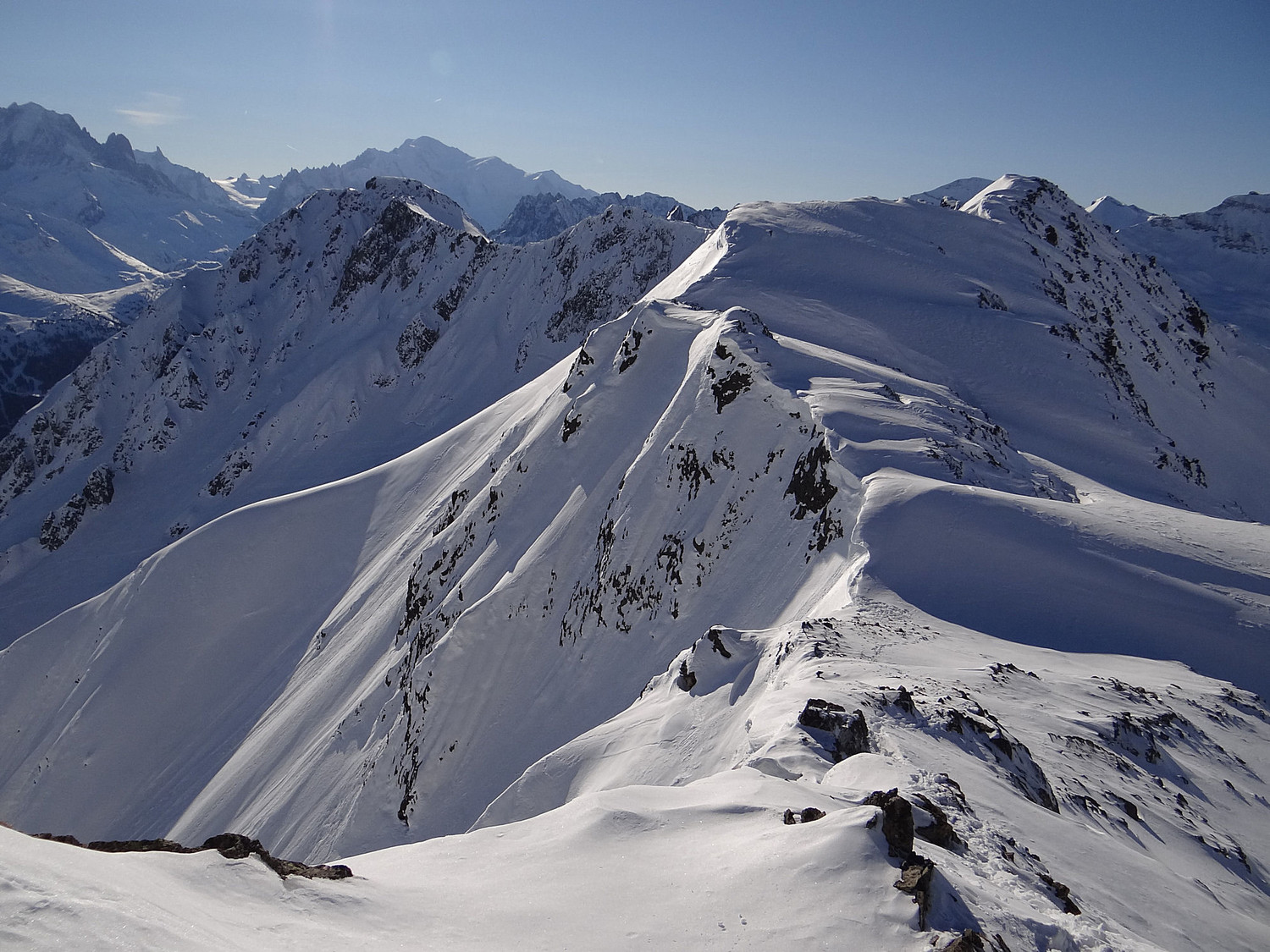 Le col des Chèvres et l'arête des Rochers Rouges dans le prolongement
