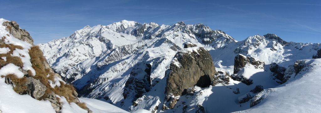 Mont blanc sur les crêtes de roches franches