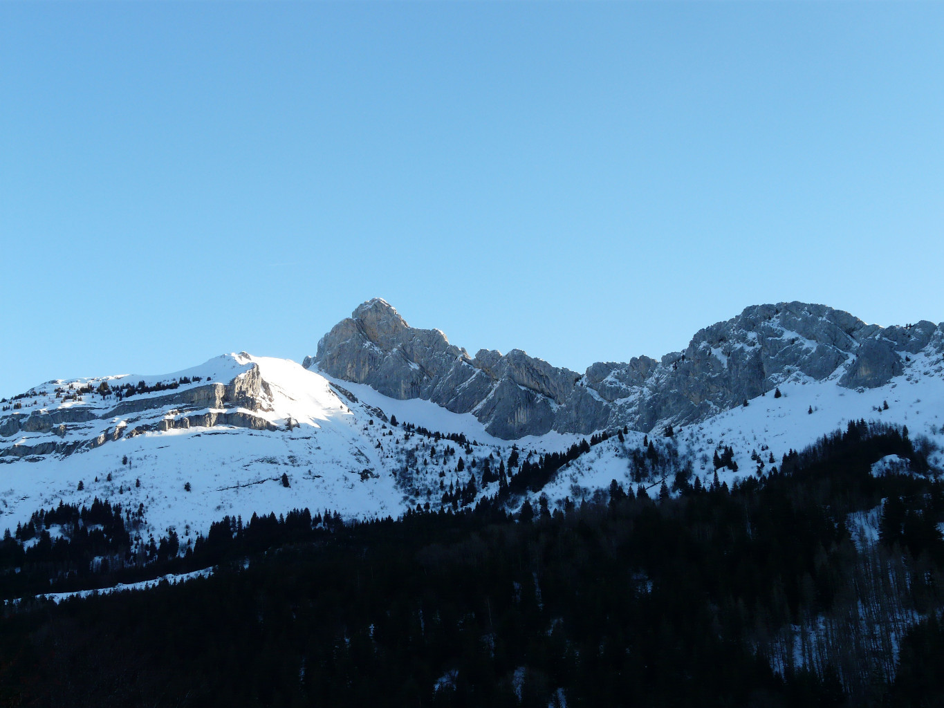 vue de toute l'arete: col vert à l'extrême droite
