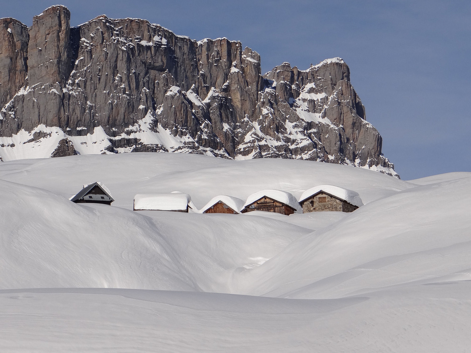 Les chalets de Pormenaz avec les Fiz en arrière plan