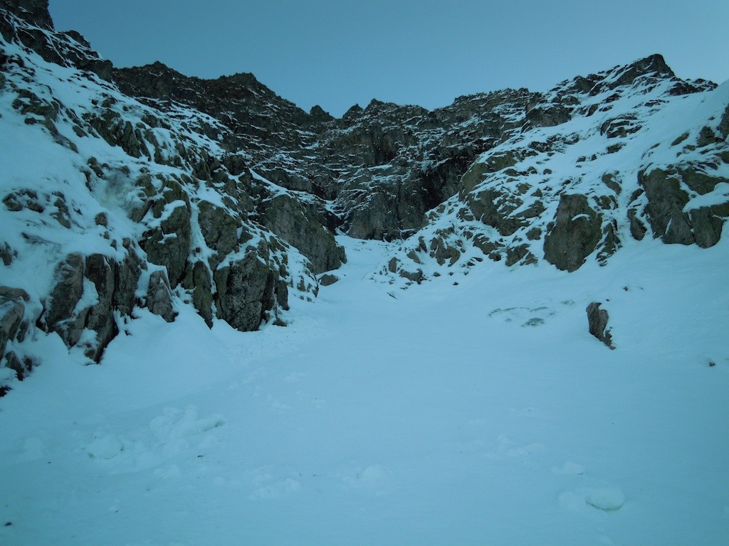 Attaque de l'éperon ouest par le couloir de neige.
