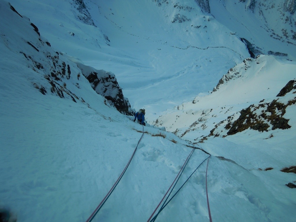 Savi arrive vers le relais après une petite section qui grimpouille.