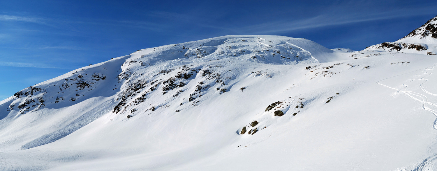 Il lastrone sotto a SE della quota 2815 m, staccato a distanza una volta raggiunto il piano a 2740 m circa, visto dal basso a circa 2600 m
