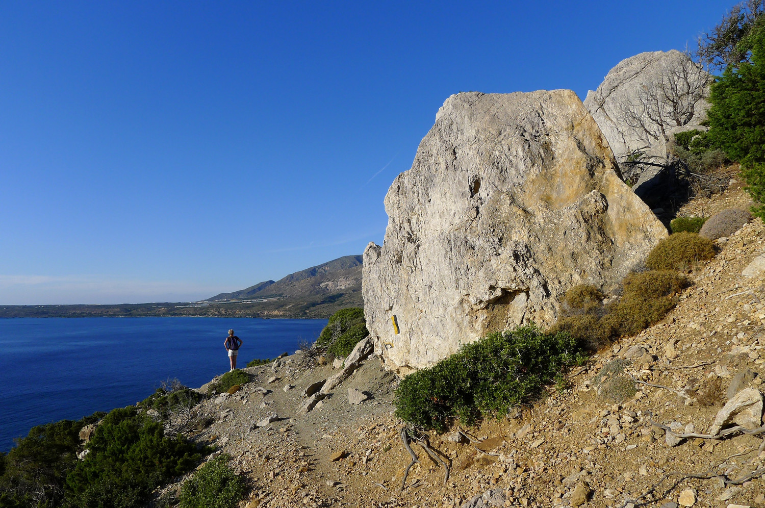 au-delà de la plage de Koundouras