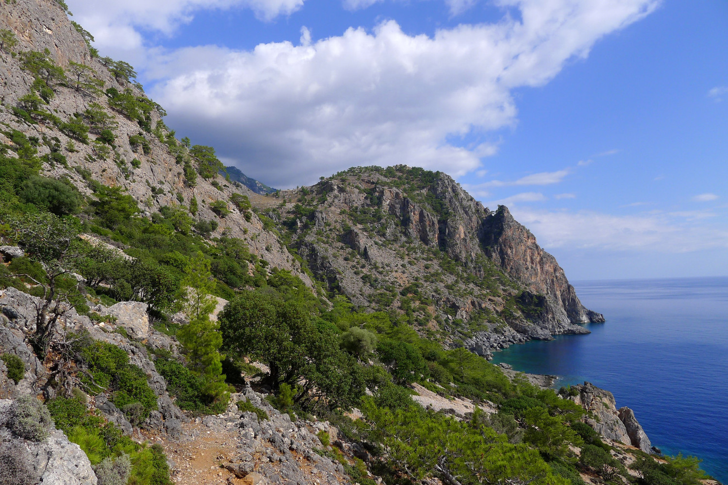le col du fort et le site à droite de l'église de Prophitis Ilias