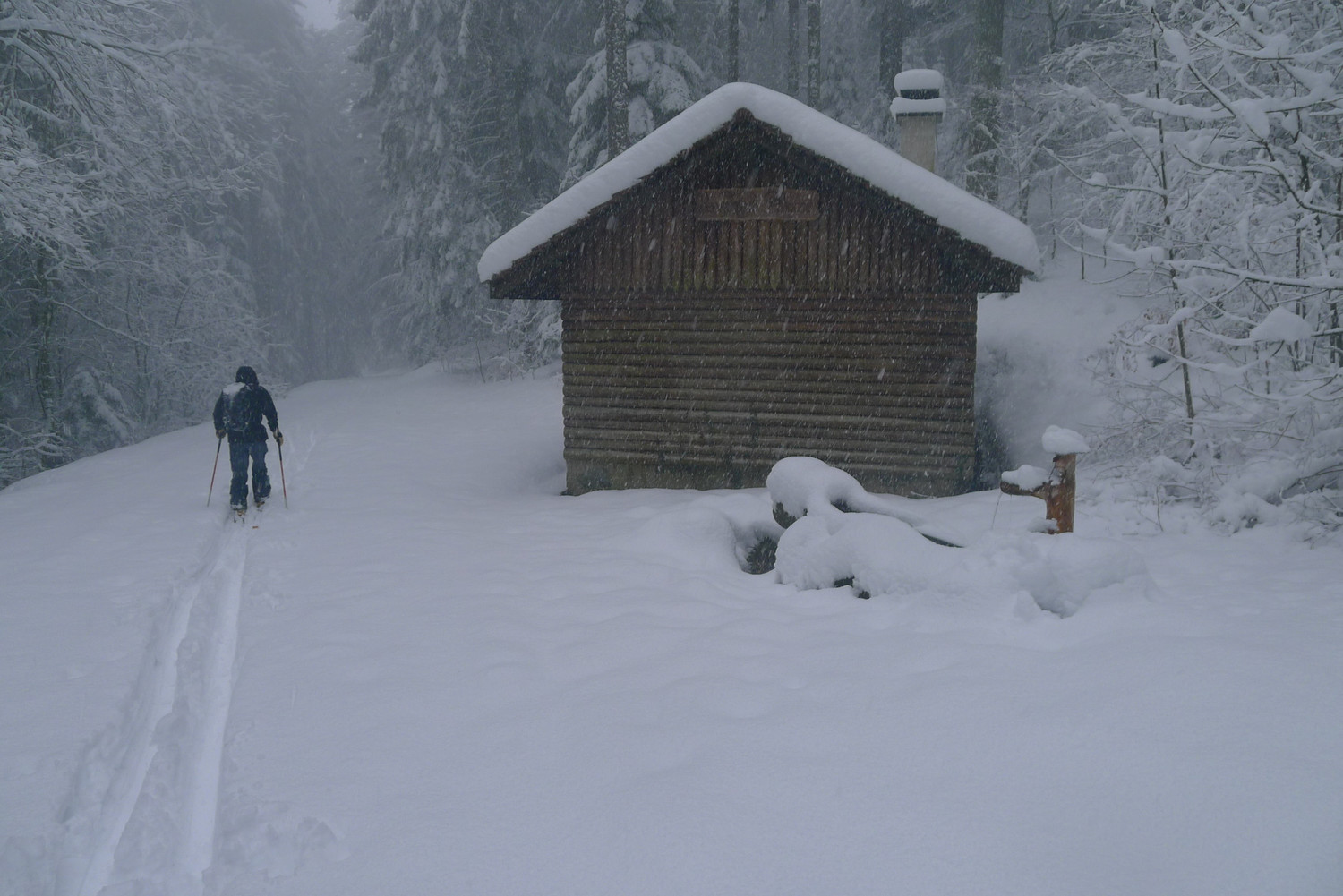 Descente par la route où il y a 4 petits refuges