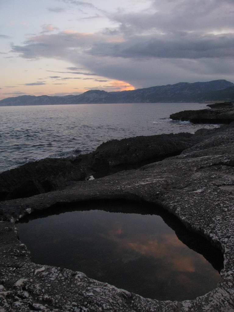 une des nombreuses vasques de la plage